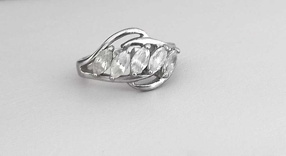 Śliczny pierścionek srebrny kryształ górski ażur