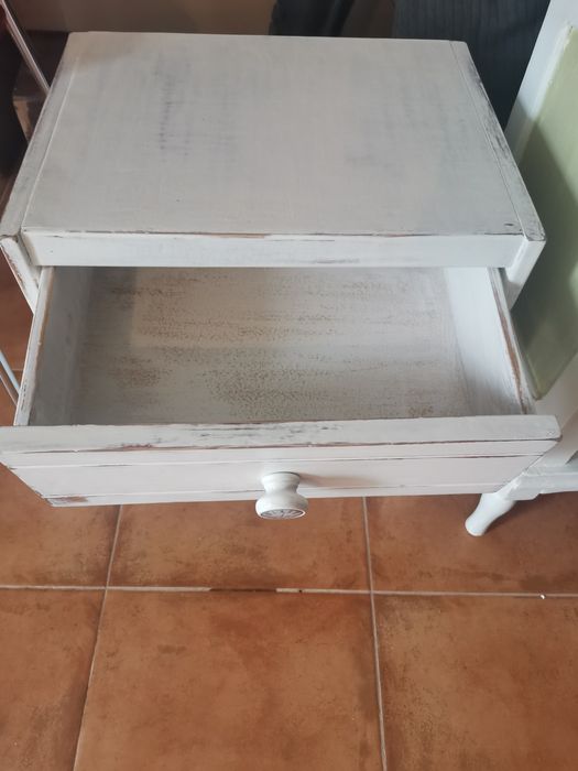 Mesa cabeceira antiga