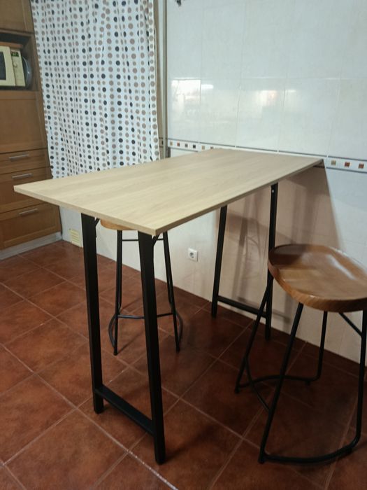 Mesa alta de cozinha com 2 bancos
