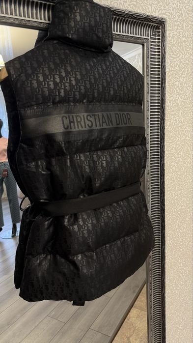 Черная жилетка бренд