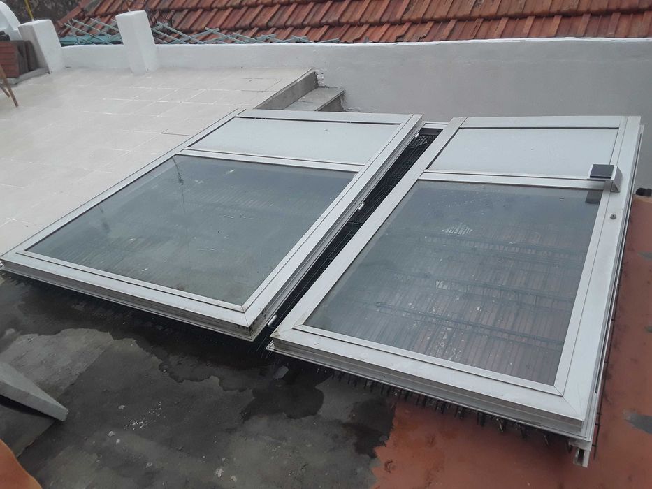 Portão de Alumínio de 2 Portas com Vidro - Usado em Bom Estado