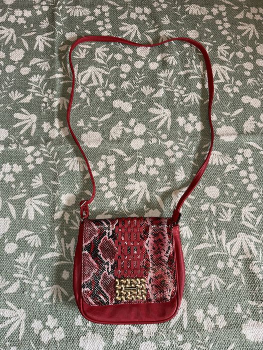 Mala pequena a tiracolo vermelha com padrao animal