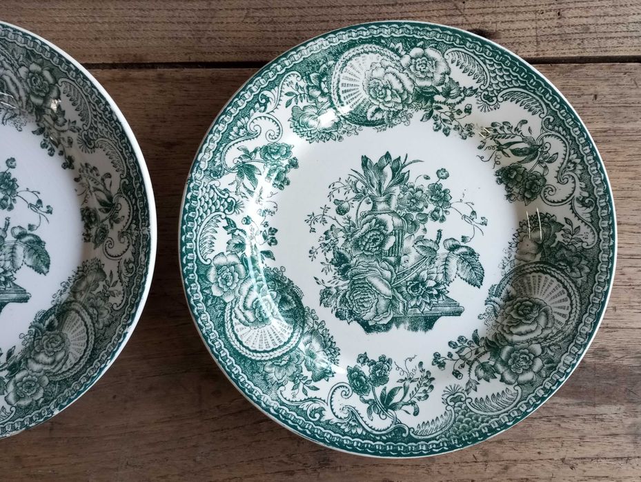 Antigos pratos em faiança Sacavém motivo Alcobaça verde