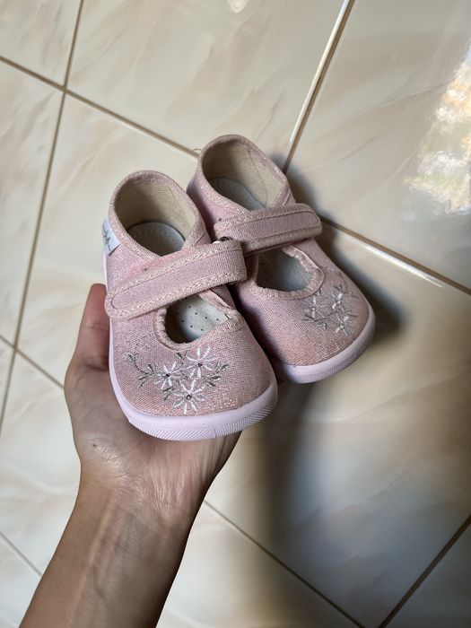 Продам взуття : тапочки waldi та кеди zara