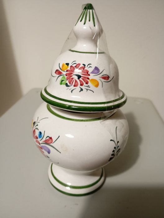 Pote com tampa, pintado à mão, com 15cm de altura.