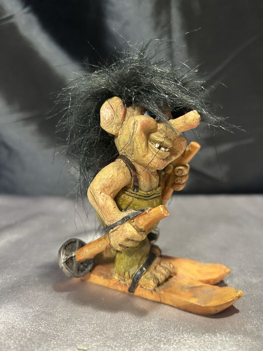 Figurka Trolla na Nartach z Plecaczkiem – Norweska Pamiątka