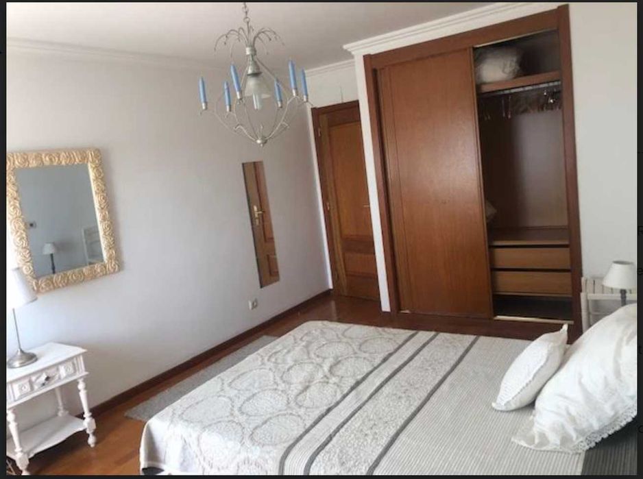 Arrendo quarto grande e muita luz junto metro Carnide, em ambiente sossegado e seguro