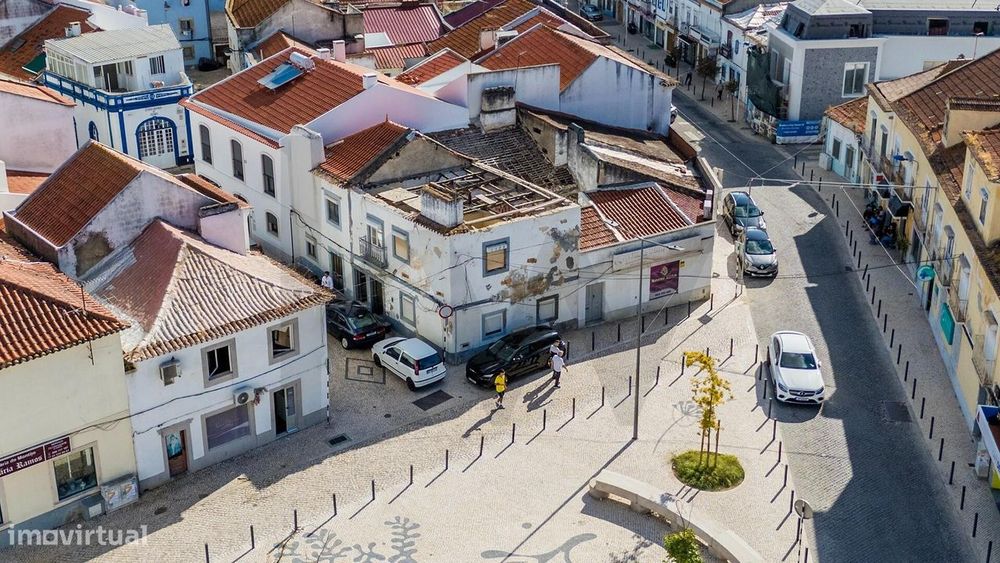 Prédio de gaveto com 102m2, no centro do Montijo.