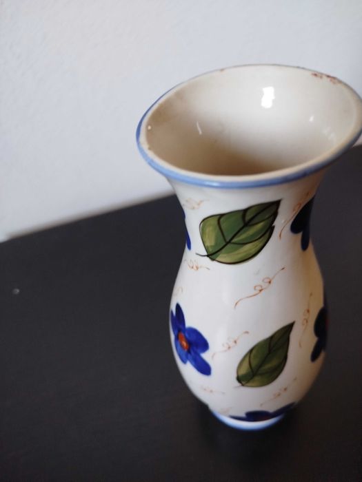 Uma jarra antiga com imagem de flores