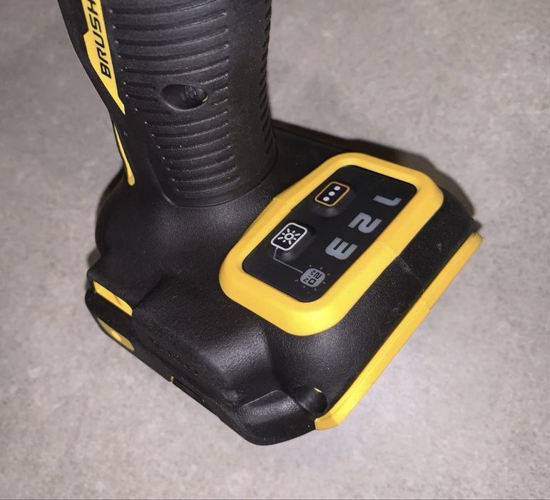 Новинка! Безщітковий акумуляторний імпакт шуруповерт Dewalt dcf860