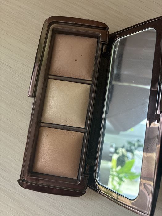 Hourglass paletka rozświetlająca do twarzy Dim Light