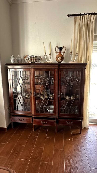 Móvel de madeira com portas em vidro