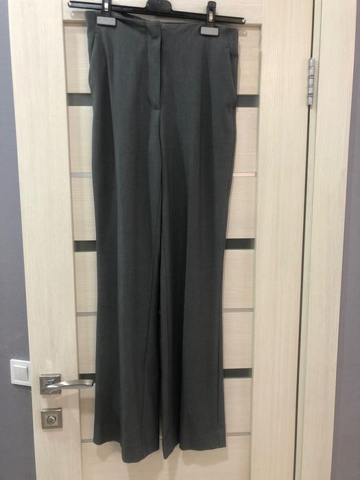 Брюки сірого кольору mango