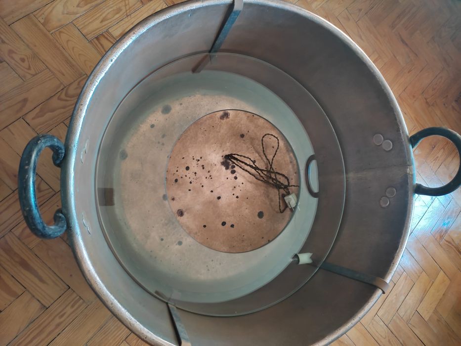 Selling 2 copper pots64751793648387124