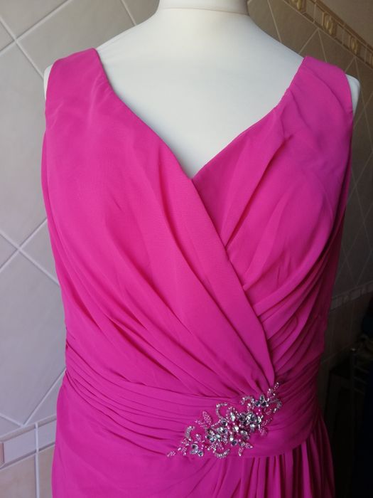 Vestido cerimónia comprido, na cor rosa fuxia