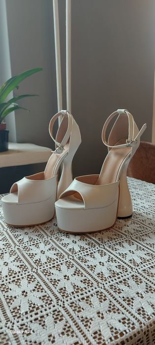 Nowe Sandałki na  słupku