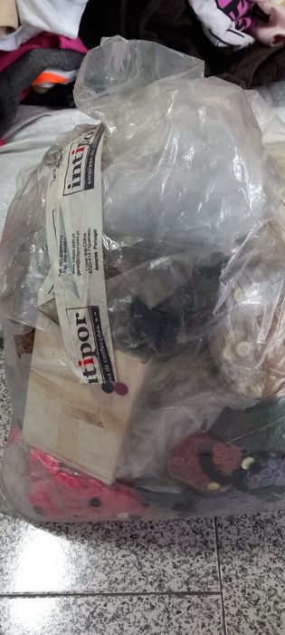 Conjunto variado de botões para costura