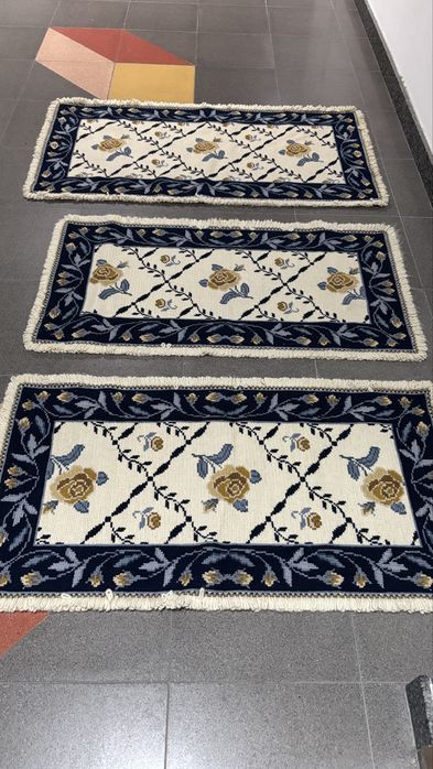 Tres tapetes arraiolos