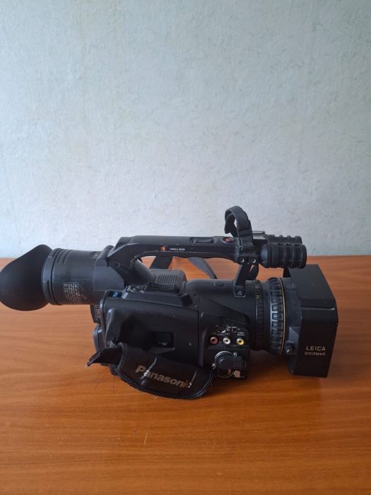 Професійна відеокамера Panasonic DVX100B