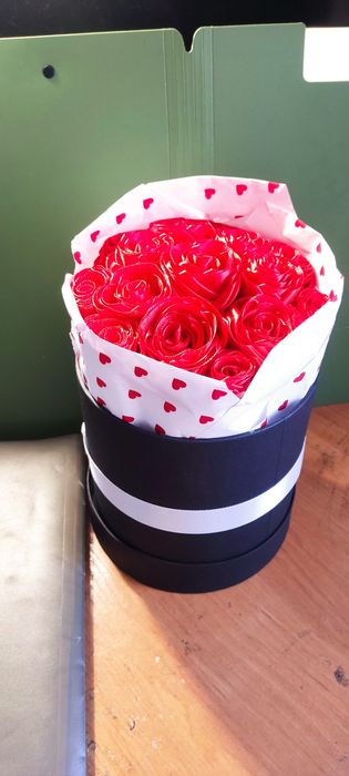 Букет в коробці з атласної стрічки