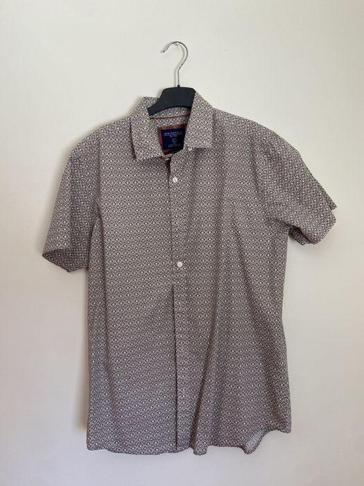 Camisa cinzenta com padrão