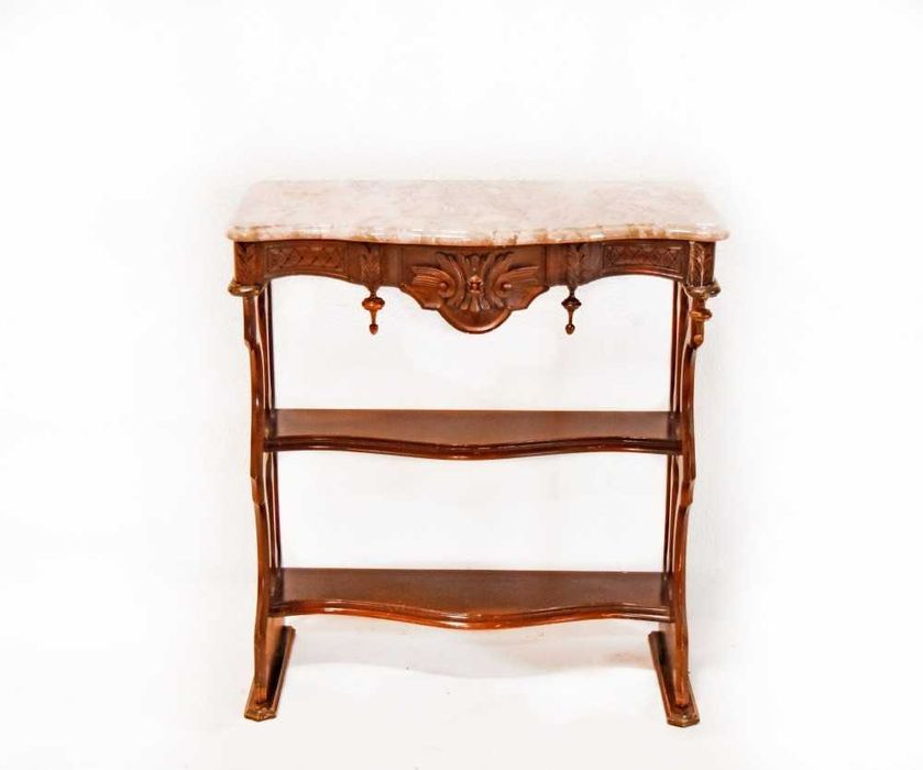 Credência em madeira macia trabalhada com motivos vegetalistas.