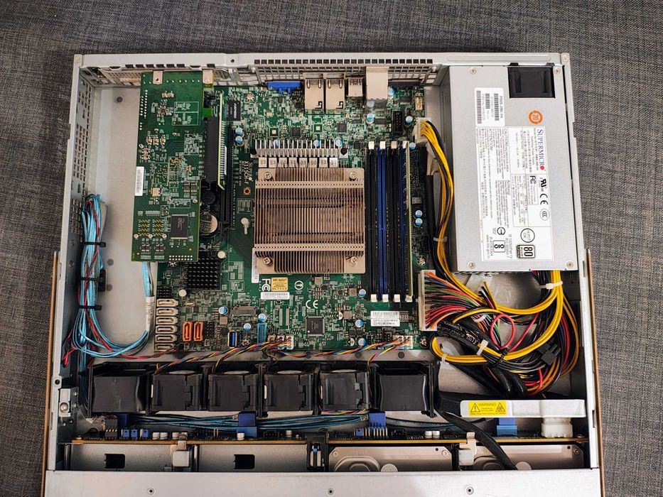 Serwer rack 1U Supermicro Intel E-2234 3,6GHz + 813MFTQC-350CB2 + X11SCH-F / RAM 16GB PC4-2666V ECC / 2x240GB SSD + 2x2TB SATA TOSHIBA + szyny rack