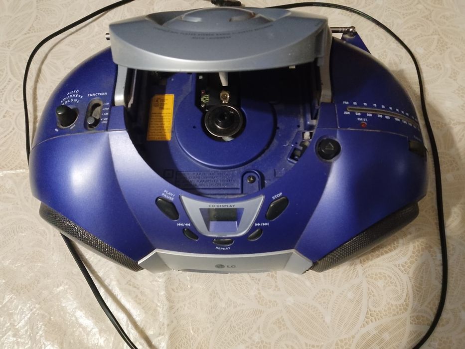 Продам стереомагнитолу LG Cass/ CD / AM-FM Radio