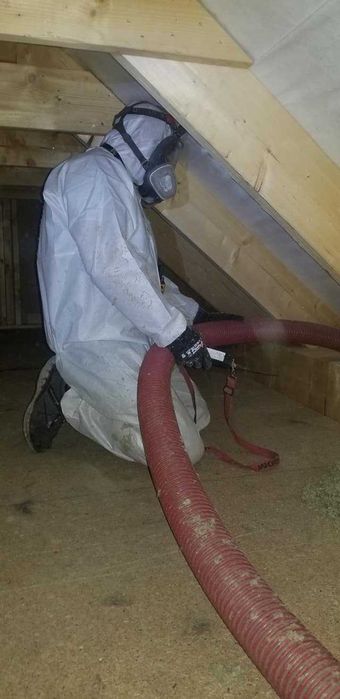 Docieplenie stropu, stropodachu. Granulatem celulozy, wełny skalnej.