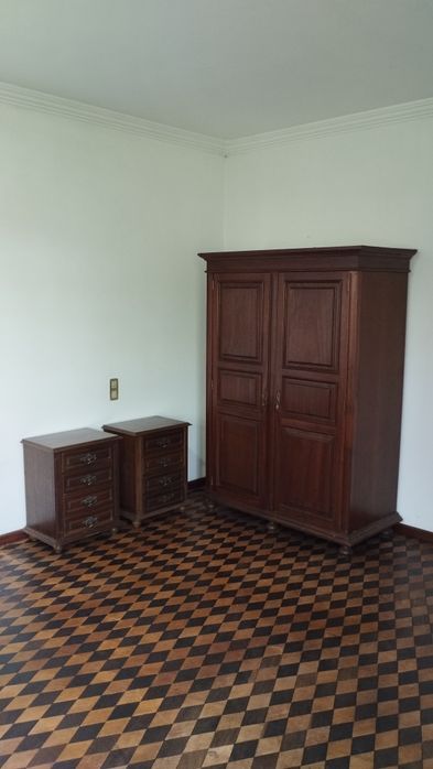 Conjunto de Guarda-Roupa, Cómoda e Mesinhas de Cabeceira em Madeira