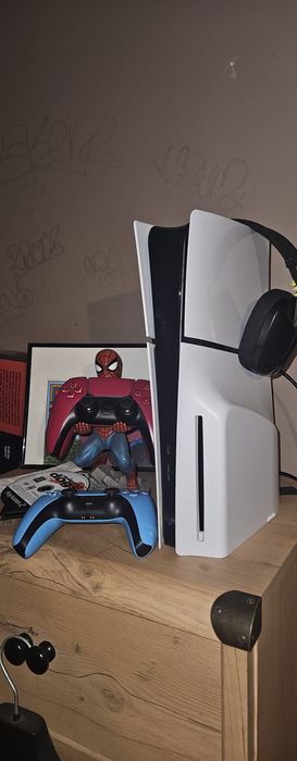 Playstation 5 slim 2 pady + słuchawki logitech