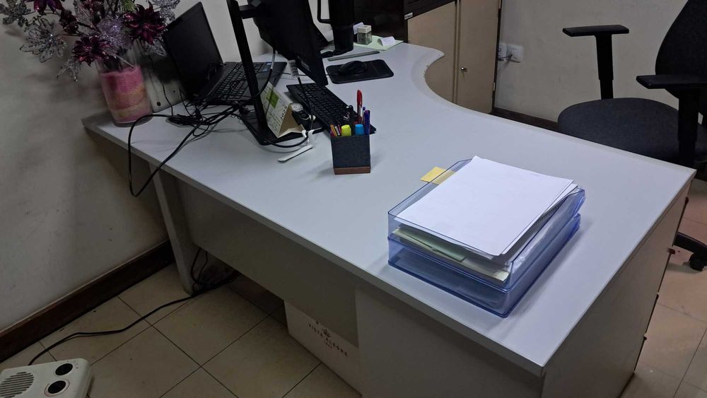 Material de escritório - secretarias, ilhas, armários e cadeiras