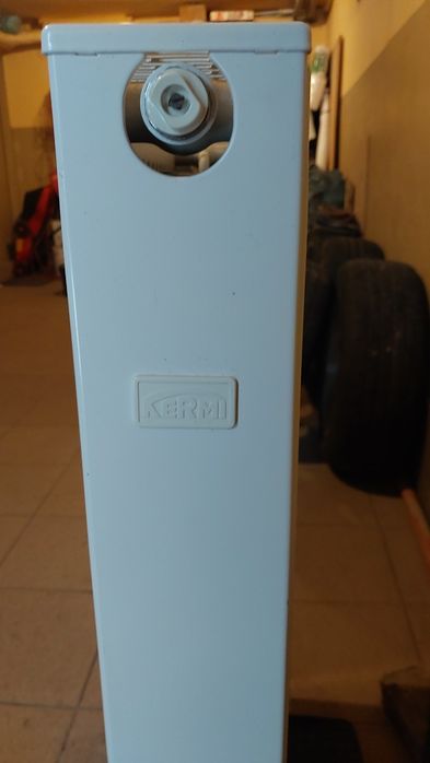 Kaloryfer  grzejnik płytowy Kermi X2 Insid z  parapetem