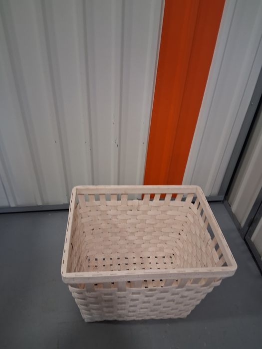 Cesta em verga branca