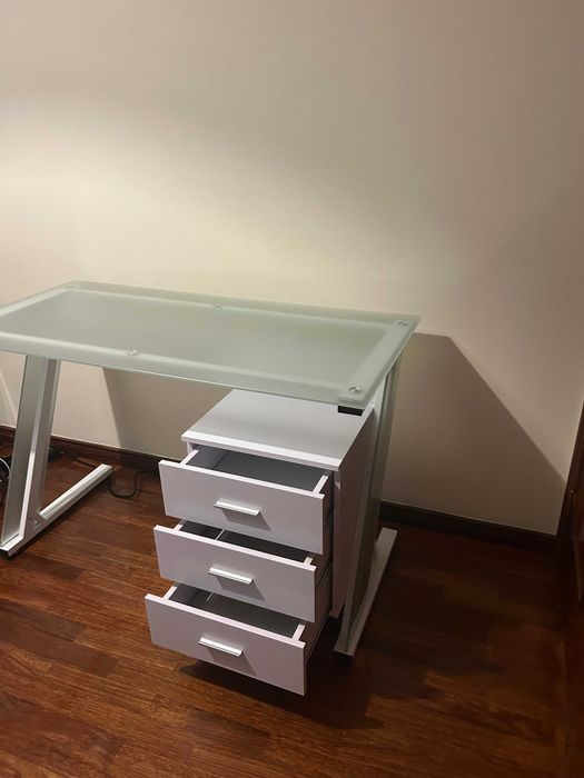 Secretária de vidro fosco com 3 gavetas - moderna e elegante!