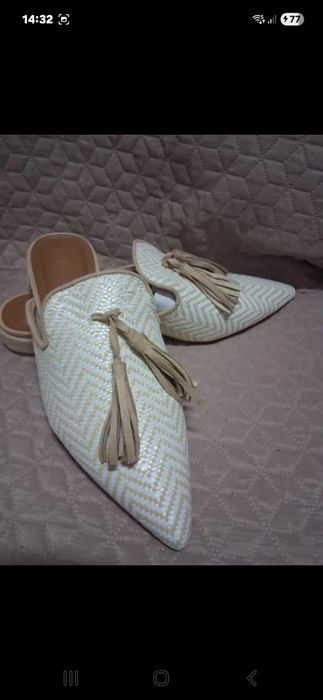 Mules beje com berloques