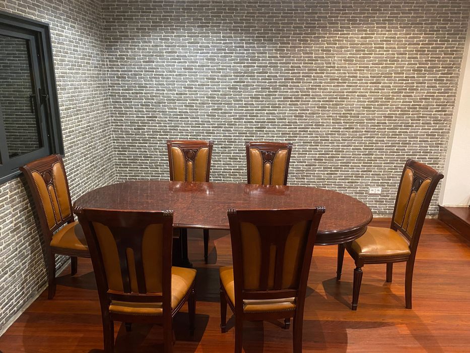 Conjunto de móveis :mesa desmontável , cadeiras, armário .