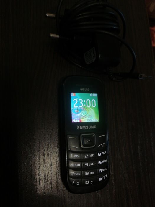 Телефон кнопочный SAMSUNG