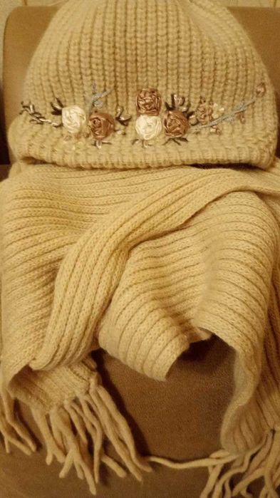 Продам зимовий в’язаний комплект: шапка та шарф.