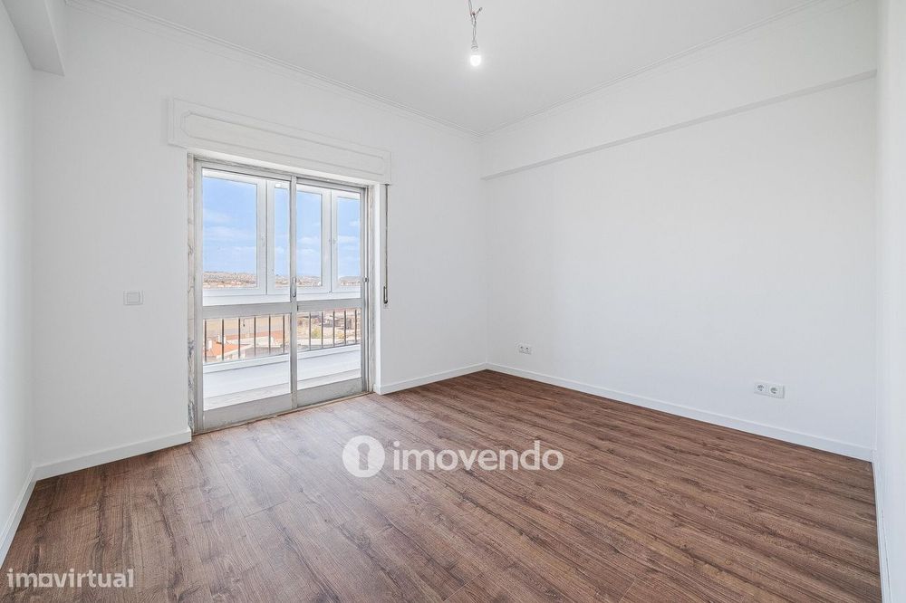 Apartamento T2 remodelado, com cozinha equipada, na Reboleira