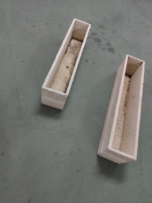 Floreira em pedra bege.