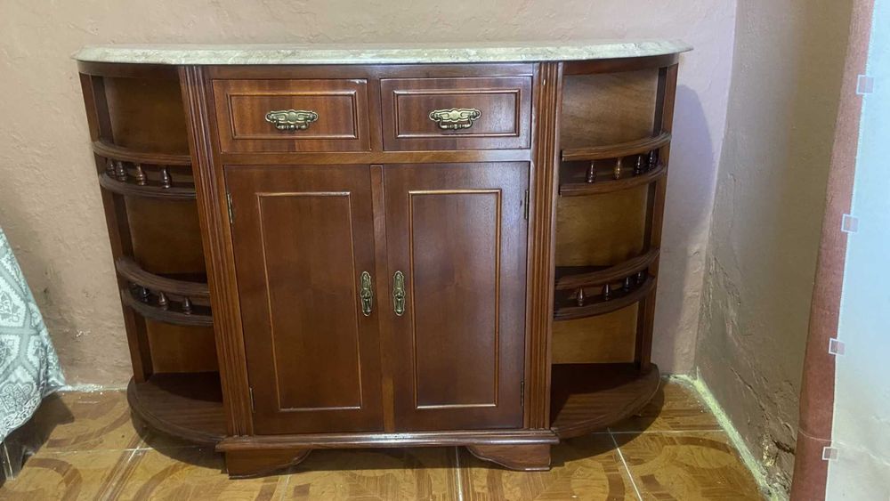 Conjunto de móveis em mogno, usados mas em bom estado geral: