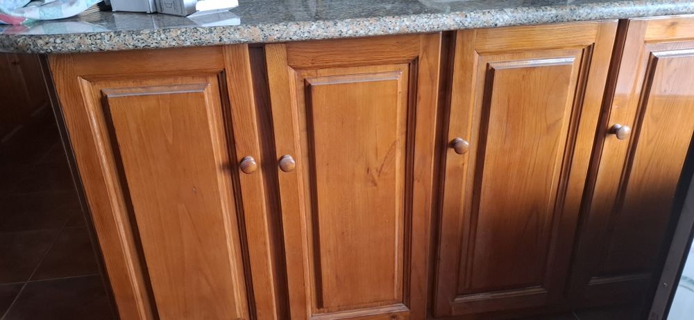 Mobília de cozinha em castanho e granito