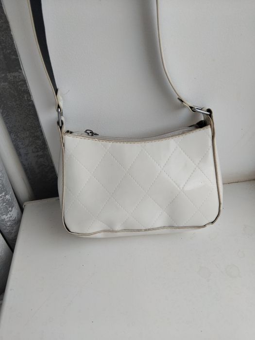 Белая сумка багет