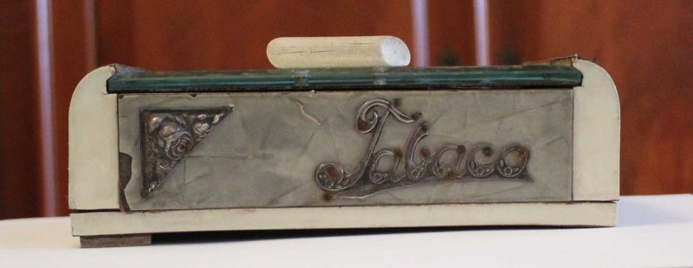 Caixa de tabaco de madeira com aplicações em prateado e madrepérola.