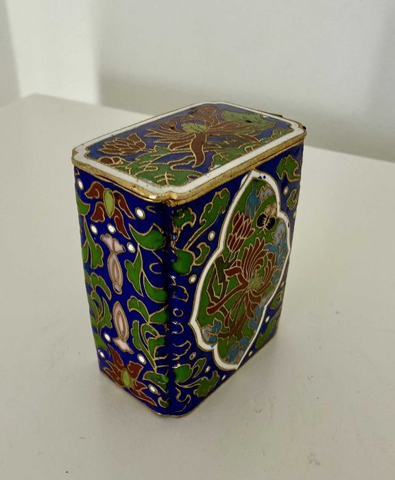 Pequena caixa chinesa em Cloisonné com crisântemos