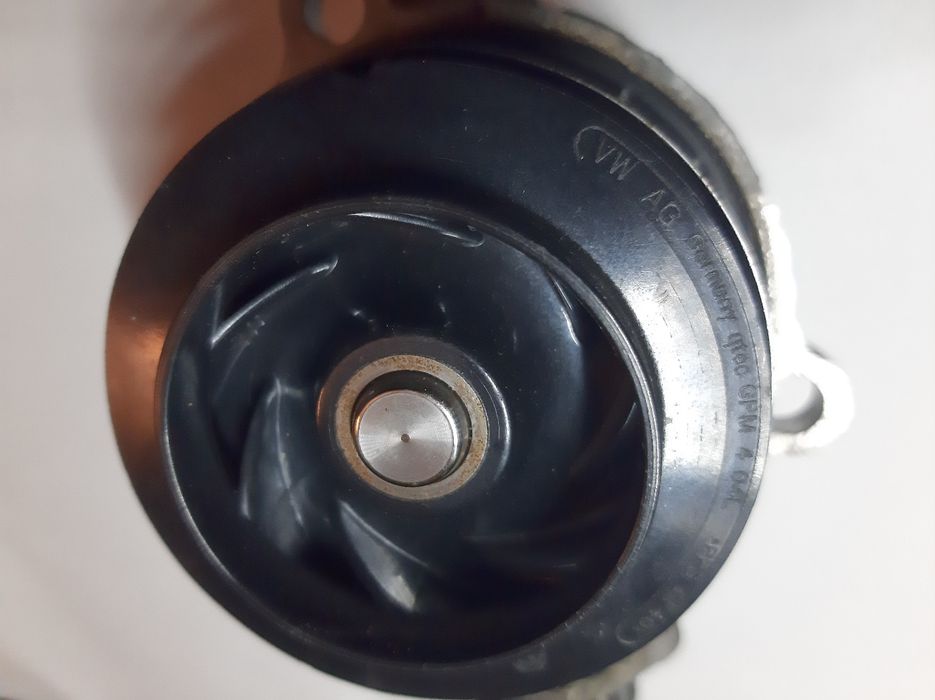 Помпа водяная (насос) охлаждения 010157802 КТ VAG7