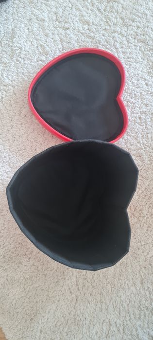 Puff  vermelho com arrumação