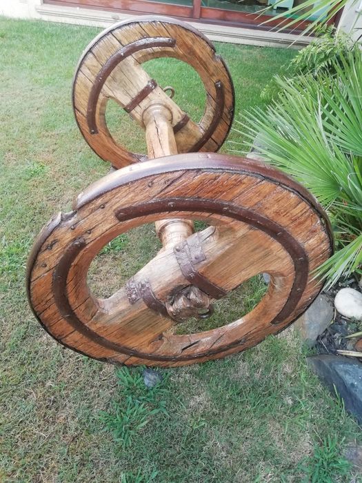 Conjunto de rodas mais eixo de carroça de bois  restauradas