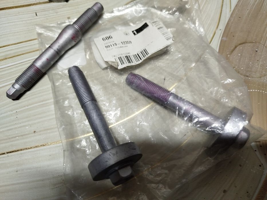 Продам болти під задній підрамник камри 40